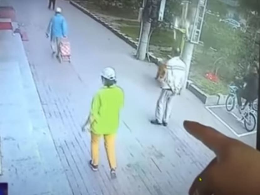 In a surveillance video, the elderly man who was walking and accompanied by his dog, immediately collapsed on the ground when a cat fell on his head and he was left unconscious.