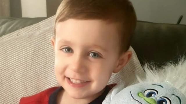 英国五岁男童头卡“恐龙气球”  头颈被缠不治身亡