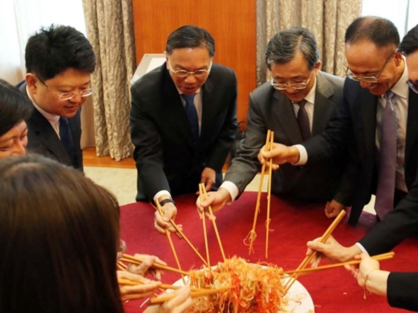Permanent Secretary (Foreign Affairs) Mr Chee Wee Kiong and Vice Foreign Minister of the People’s Republic of China Mr Liu Zhenmin toss a prosperity salad (yusheng) during lunch. Vice Foreign Minister Liu is in Singapore for the 10th Bilateral Consultations between the Singapore and Chinese Foreign Ministries. Photo: Ministry of Foreign Affairs
