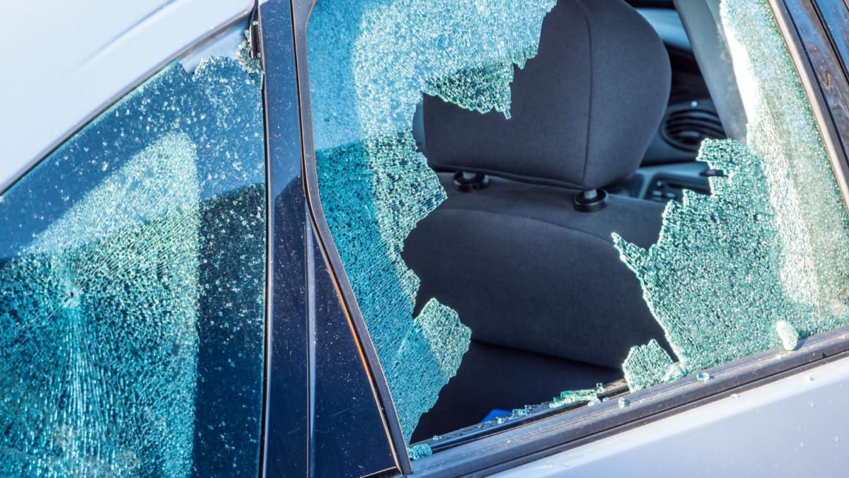 Wanita mengaku menghancurkan mobil mantan kekasih dengan tongkat golf setelah membobol rumahnya