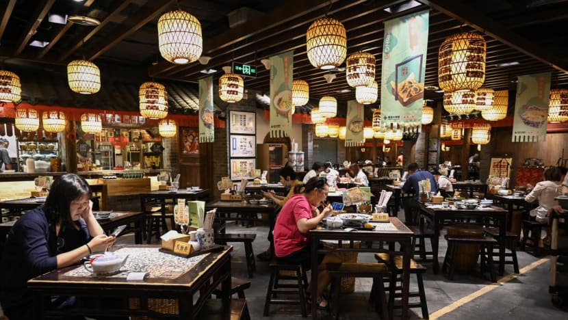 Relief, caution in Beijing as city lifts COVID-19 dine-in curbs Relief, caution in Beijing as city lifts COVID-19 dine-in curbs