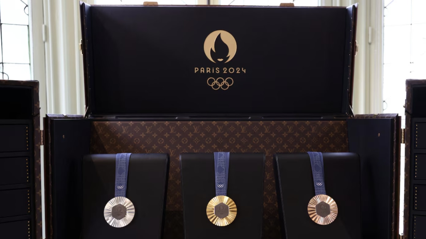 法国老牌路易威登跨刀 为奥运奖牌火炬定制行李箱