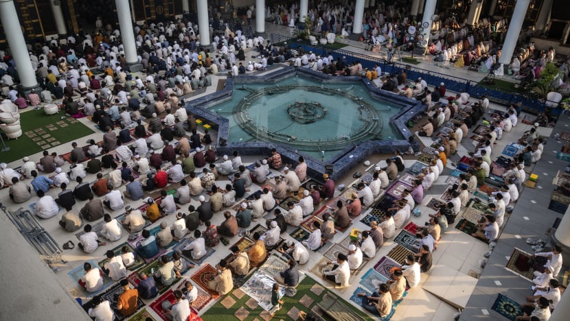 Kebimbangan COVID-19 berkurangan, Aidilfitri disambut meriah umat Islam di M'sia, Indonesia   