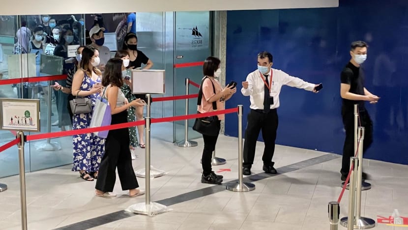 Queues form at some mall entrances as checks on COVID-19 vaccination status begin Queues form at some mall entrances as checks on COVID-19 vaccination status begin