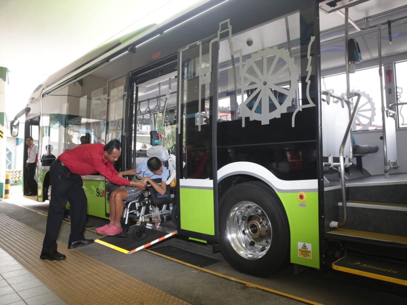 Part of a trial by the Land Transport Authority to test the use of such buses in speeding up passenger flow, SMRT bus service 190 will ply the 90-minute route, weaving through Orchard Road, Chinatown and Dhoby Ghaut, for the next three months. Photo: Wee Teck Hian/TODAY