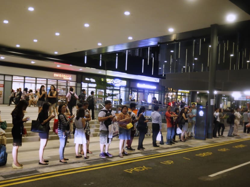 MRT breakdown: North-South, East-West lines down for hours MRT breakdown: North-South, East-West lines down for hours