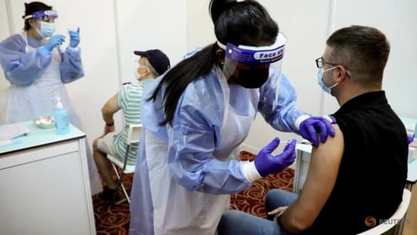 Sedang Malaysia Bergelut Dengan Lonjakan Kes Covid 19 Pihak Berkuasa Pergiat Vaksinasi Untuk Bendung Penularan Cna
