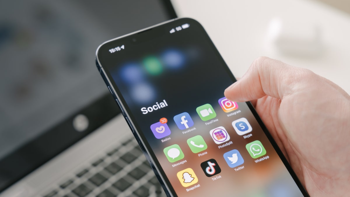 Singapura mengesahkan undang-undang yang mewajibkan situs media sosial memblokir konten berbahaya ‘dalam beberapa jam’