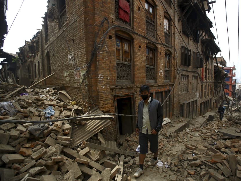 A man walks along damaged houses a day after an earthquake in Bhaktapur, Nepal April 26, 2015. Photo: Reuters