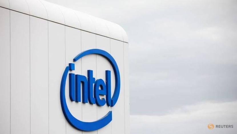 Exclusive: Hedge fund Third Point urges Intel to explore deal options Exclusive: Hedge fund Third Point urges Intel to explore deal options