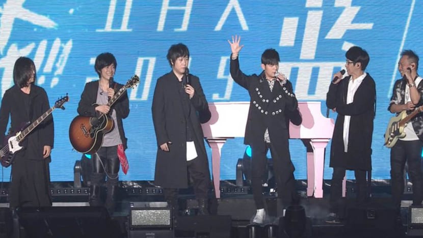 Jay Chou joins Mayday at Shanghai concert for “Friday” reunion