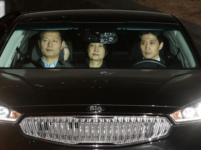 Ousted South Korean President Park Geun-hye (C) leaves the prosecutors' office as she is transferred to a detention house in Seoul, South Korea March 31, 2017. Photo: Reuters
