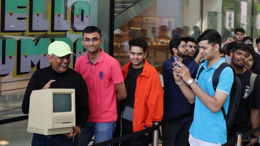 Apple opens first India store as fans show off vintage devices, take selfies Apple opens first India store as fans show off vintage devices, take selfies