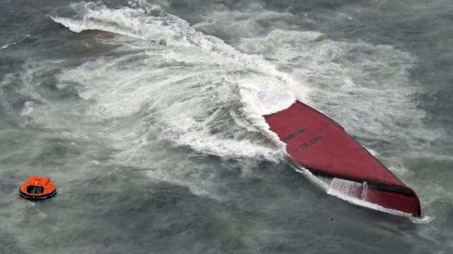 韩国货船在日本岸外水域翻覆 五船员失踪