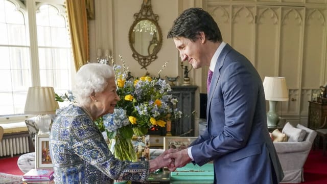 英女王会见特鲁多 染疫康复后首晤外宾