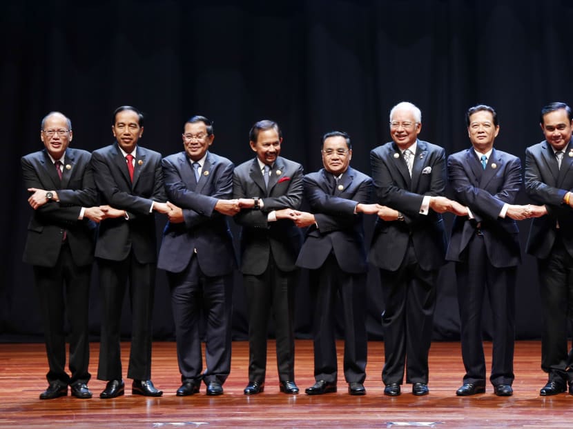 ASEAN Leaders from left to right, Philippines' President Benigno Aquino III, Indonesia's President Joko Widodo, Cambodia's Prime Minister Hun Sen, Brunei's Sultan Hassanal Bolkiah, Laos' Prime Minister Thongsing Thammavong, Malaysian Prime Minister Najib Razak, Vietnam's Prime Minister Nguyen Tan Dung, Thailand's Prime Minister Prayut Chan-o-cha, Singapore's Prime Minister Lee Hsien Loong and Myanmar's President Thein Sein pose for photographs during opening ceremony of the  Association of Southeast Asian Nations (ASEAN) summit in Kuala Lumpur, Malaysia, Saturday, Nov. 21, 2015. Photo: AP