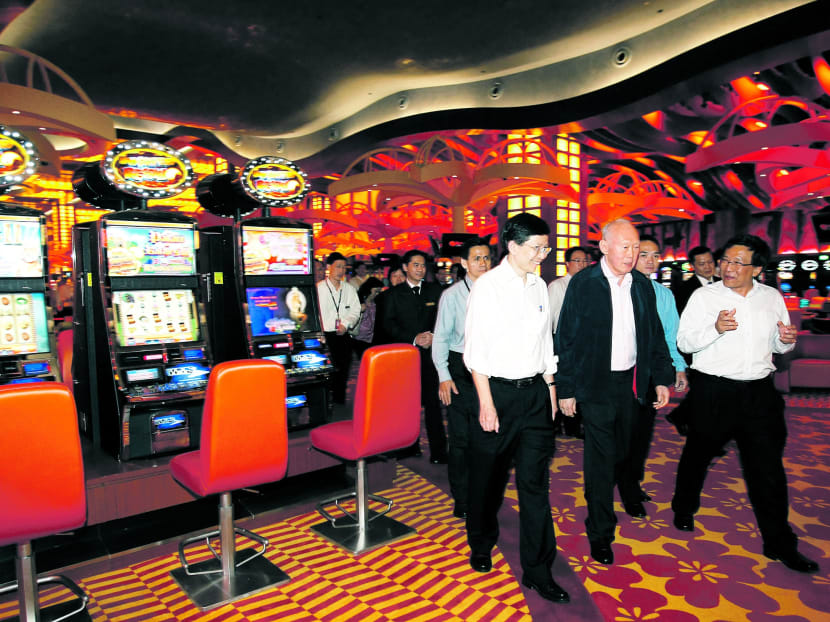 Mr Lee touring the casino at Resorts World Sentosa with Resorts World Sentosa CEO Tan Hee Teck (left) and Genting International chairman Lim Kok Thay in 2010, when Mr Lee was Minister Mentor. TODAY FILE PHOTO