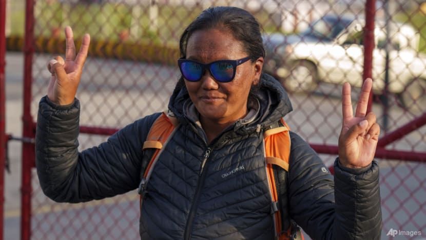 Hundreds of Everest climbers begin to return from summit Hundreds of Everest climbers begin to return from summit