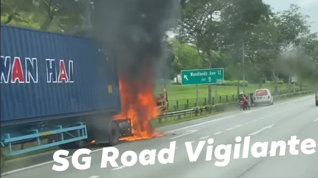 拖车高速公路狂烧 幸无人受伤