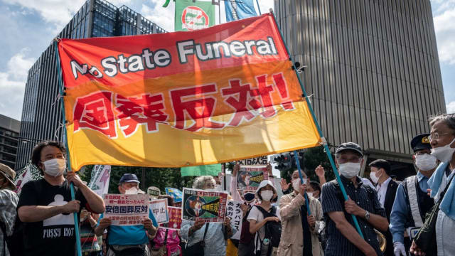 数百名日本民众举行抗议集会 反对为安倍举行国葬
