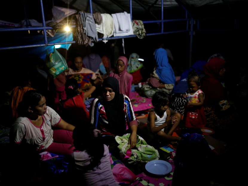 People prepare to spend the night in a makeshift outdoor shelter following a strong earthquake near Meureudu, Pidie Jaya, Aceh province, Indonesia Dec 8, 2016. Photo: Reuters