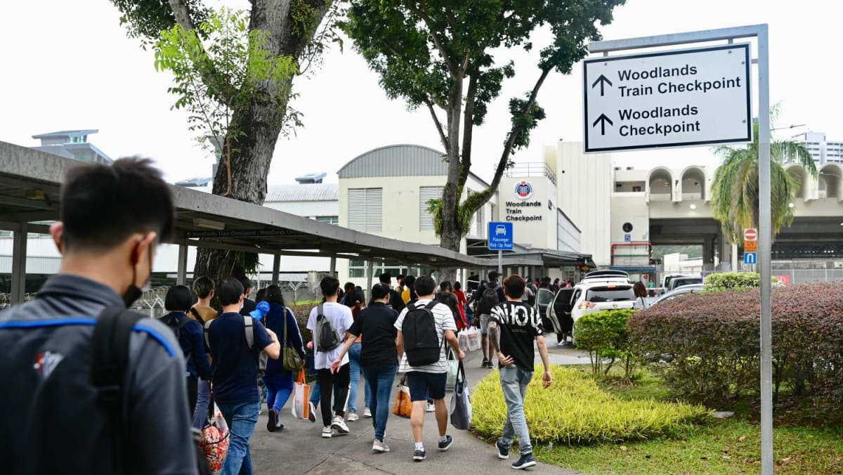 Kerumunan orang turun di Woodlands Checkpoint saat orang-orang menyeberangi Causeway untuk merayakan Tahun Baru Imlek