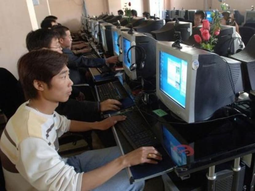 Chinese people look at computer screens at an internet cafe in Nanjing, capital of east China's Jiangsu province on April 26, 2006. Photo: Reuters