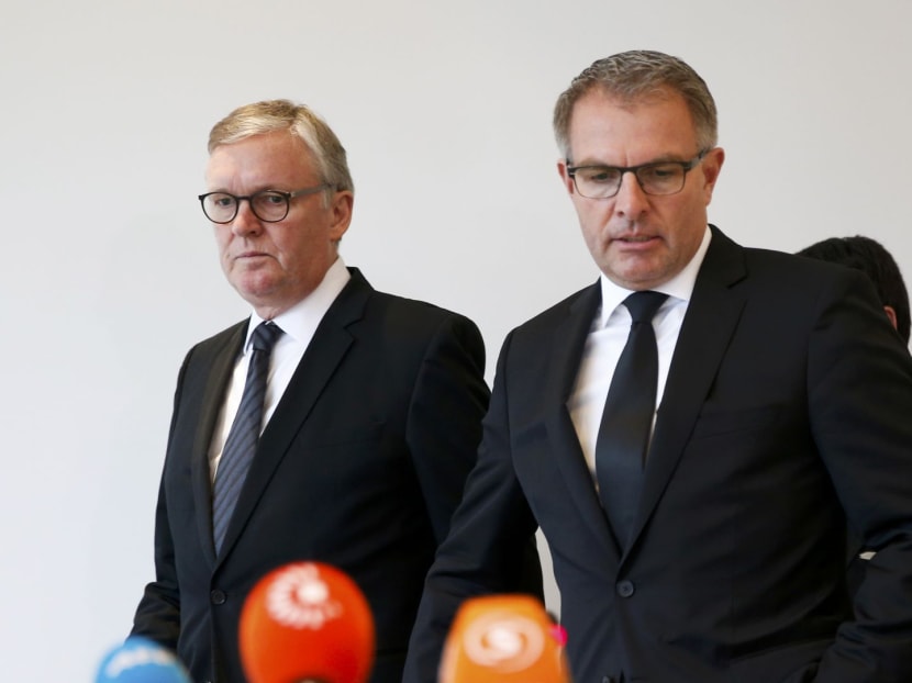 Lufthansa Chief Executive Carsten Spohr (right) and Germanwings Managing Director Thomas Winkelmann arrive for a news conference in Cologne Bonn airport, March 26, 2015. Photo: Reuters