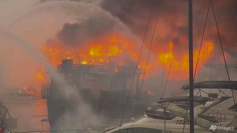 16 kapal mewah dijilat api di Hong Kong; 35 orang diselamatkan