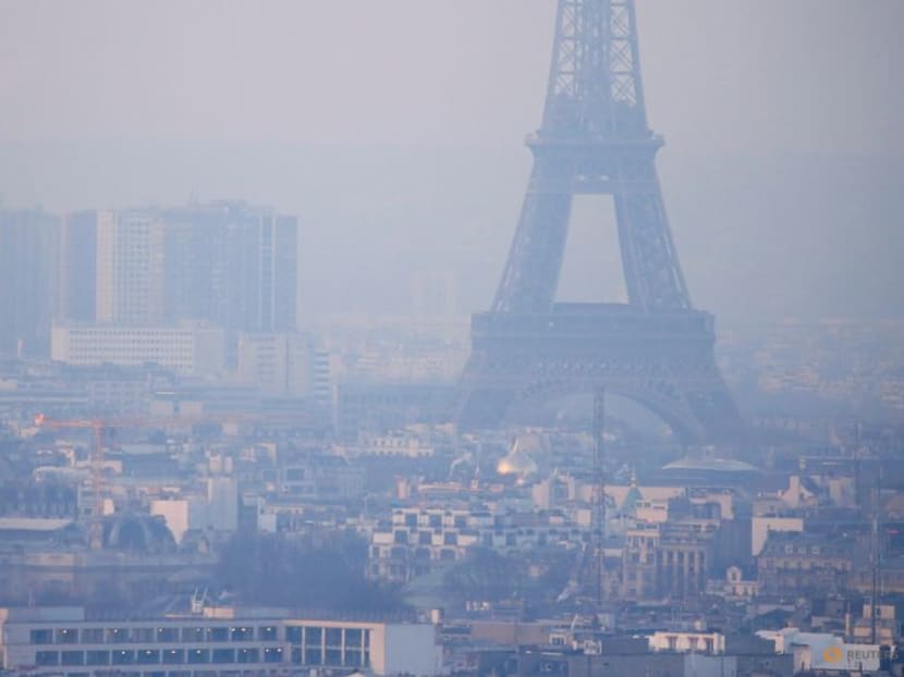 FILE PHOTO: The Eiffel Tower is surrounded by a small-particle haze which hangs above the skyline in Paris, France, December 9, 2016 as the City of Light experienced the worst air pollution in a decade.  REUTERS/Gonzalo Fuentes/File Photo
