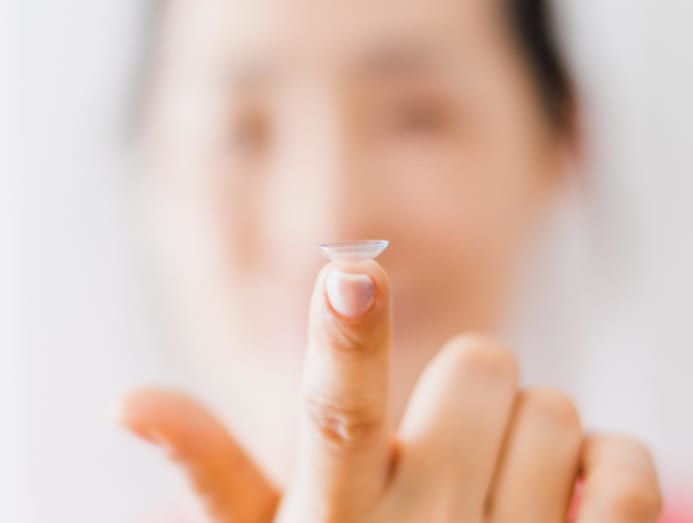 Torn contact lenses, flies, ants How to treat a foreign object that