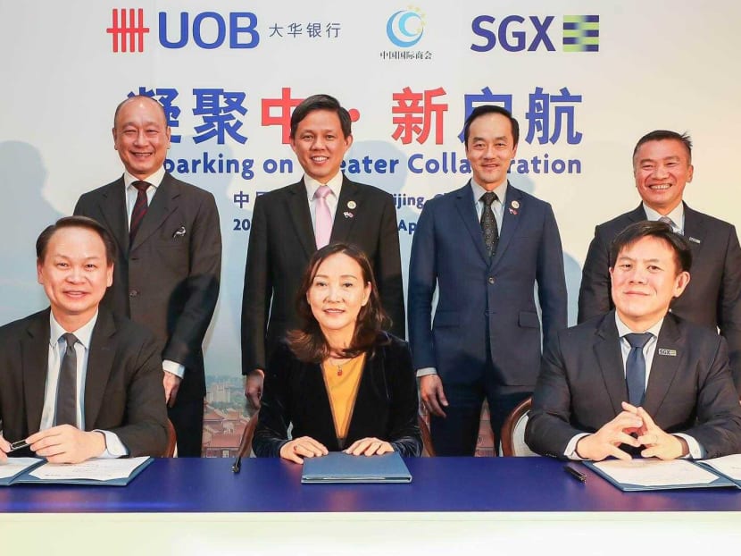 Front row from left: Mr Sam Cheong, Head of Group Foreign Direct Investment Advisory Unit, UOB; Ms Zhang Yi, Deputy Secretary-General, CCOIC; Mr Chew Sutat, Head of Equities and Fixed Income, SGX.
Back row from left: Mr Wee Ee Cheong, Deputy Chairman and CEO, UOB; Mr Chan Chun Sing, Minister for Trade and Industry; Dr Koh Poh Koon, Senior Minister of State for Trade and Industry; Mr Loh Boon Chye, CEO, SGX.