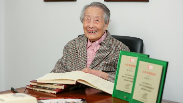 香港103岁人瑞仍在工作 坚守公司60载
