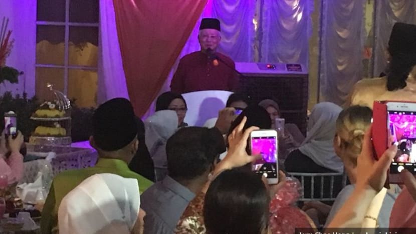 Najib rai hari lahir bersama keluarga mangsa MH17