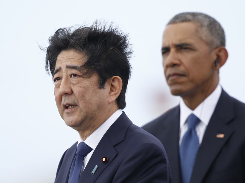 Japanese Prime Minister Shinzo Abe (L), joined by President Barack Obama, speaks on Kilo Pier overlooking the USS Arizona Memorial, part of the World War II Valor in the Pacific National Monument, in Joint Base Pearl Harbor-Hickam, Hawaii, Dec 27, 2016. Photo: AP