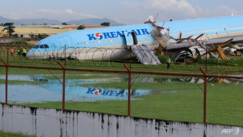 Korean Air plane overshoots runway in Philippines Korean Air plane overshoots runway in Philippines