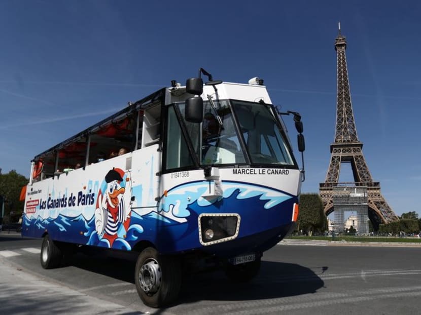 Latest Paris attraction drives tourists into the Seine Latest Paris attraction drives tourists into the Seine