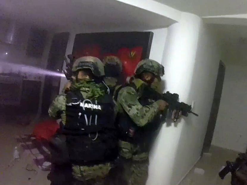 This frame-grab taken from Jan 8, 2016 video released by Mexico's presidential press office, shows Mexican navy marines storming a home during the operation to recapture Mexico's most wanted drug kingpin, Joaquin "El Chapo Guzman" Guzman in Los Mochis, Mexico. Photo: Mexico's presidential press office via AP