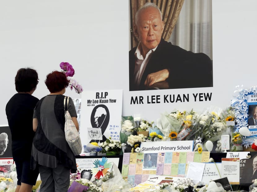 People pay their respects to the late first prime minister Lee Kuan Yew at a community tribute site in Singapore March 28, 2015. Photo: Reuters