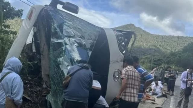 越南旅游巴士翻覆 四名中国游客死亡