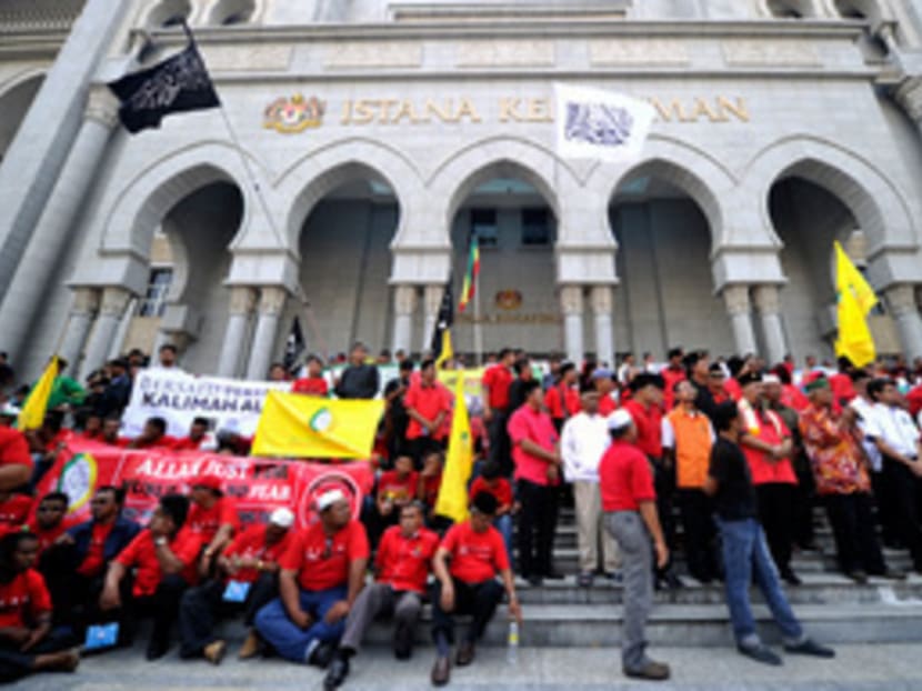 Protesters outside the Palace of Justice during the previous hearing on the right to use the word Allah in the Catholic Church's publication, Herald. Photo: The Malaysian Insider