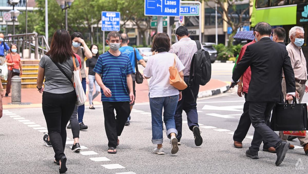 Pemakaian masker tidak lagi diwajibkan di transportasi umum mulai 13 Februari karena Singapura melonggarkan pembatasan COVID-19