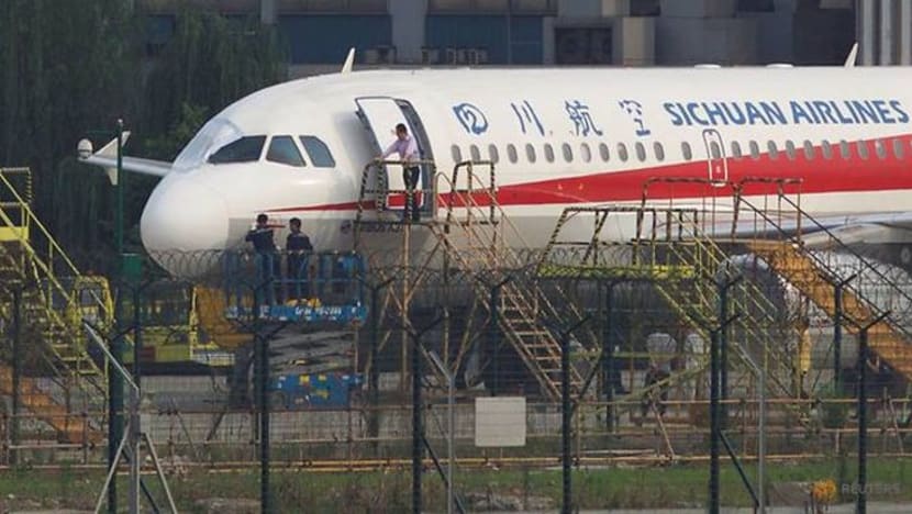 Tingkap kokpit pecah, juruterbang Sichuan Airlines 'disedut separuh luar tingkap'.