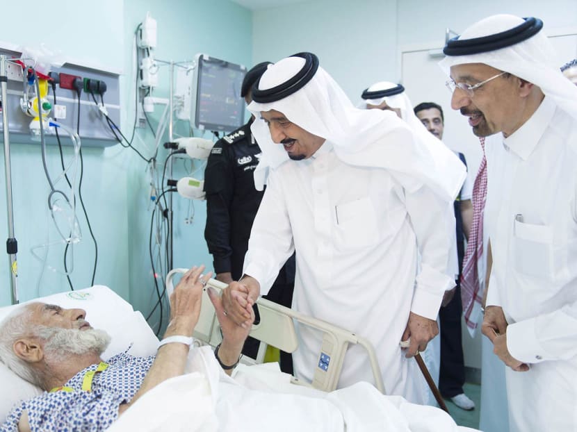 Saudi King Salman bin Abdulaziz visits a man who was injured after a crane collapsed in the Grand Mosque, at a hospital in the Muslim holy city of Mecca, Saudi Arabia September 12, 2015. Photo: Reuters