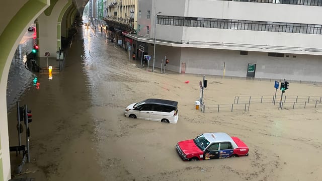 香港遭遇暴雨袭击 全日制学校停课