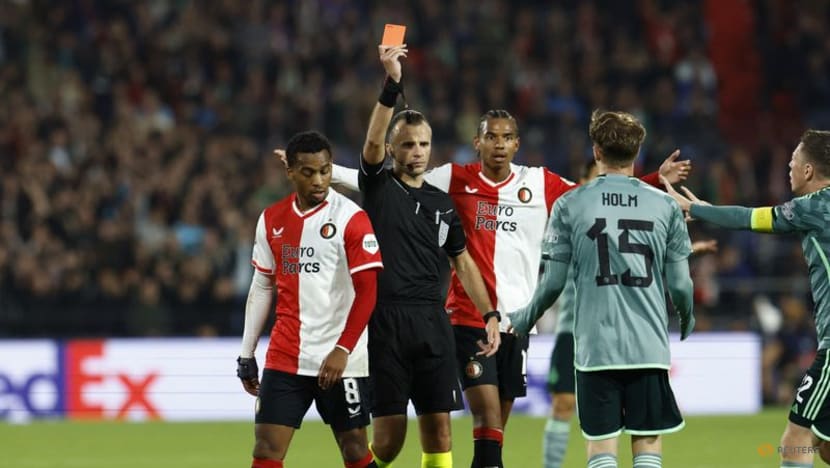 Feyenoord beat nine-man Celtic 2-0
