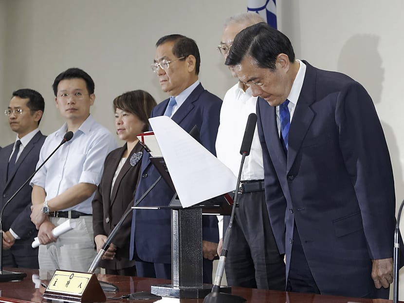 Taiwan President Ma Ying-jeou (R) bows during a news conference with party officials after the ruling Kuomintang (KMT) party was defeated in the local elections in Taipei Nov 29, 2014. Photo: Reuters