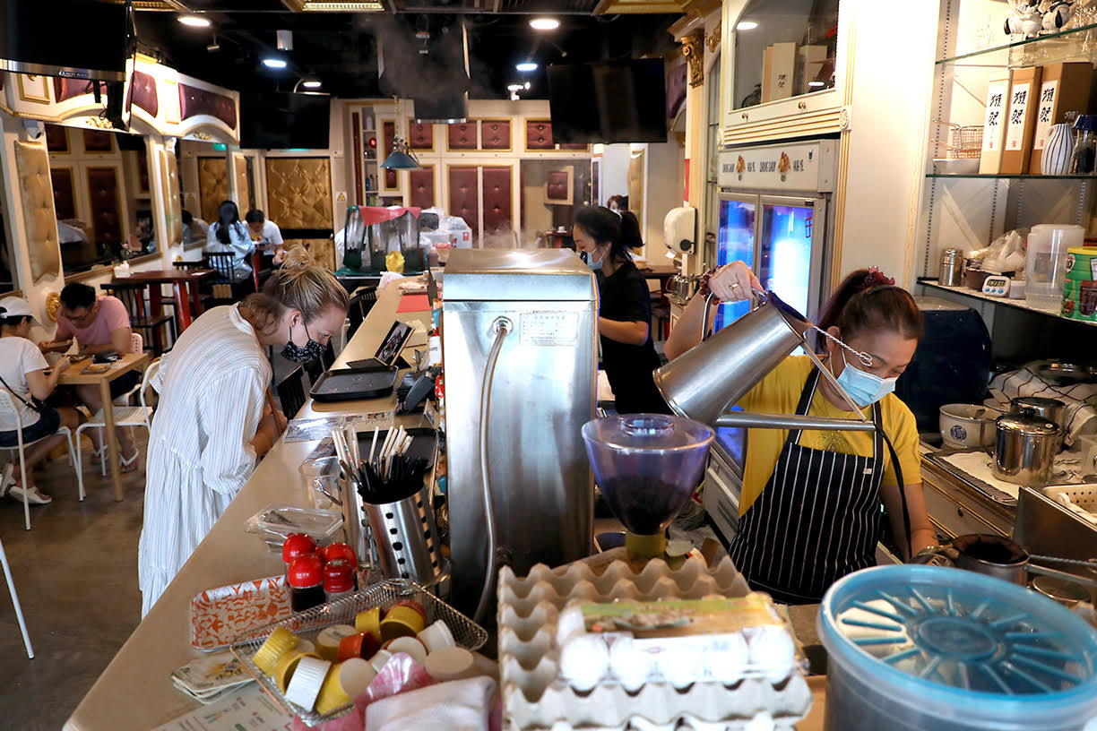 Manpower nightmare: F&B businesses offer higher pay to no or few takers, urge MOM to relook foreign labour policy Manpower nightmare: F&B businesses offer higher pay to no or few takers, urge MOM to relook foreign labour policy