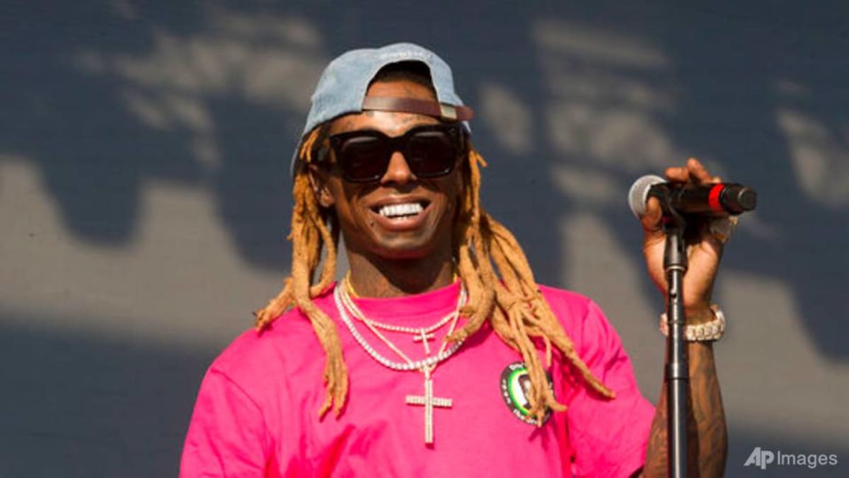 rapper-lil-wayne-charged-with-gun-possession-by-a-convicted-felon