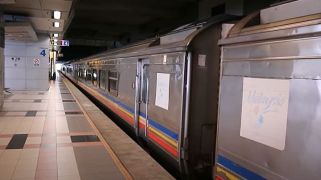 乘客跌落兀兰火车站轨道 马来亚铁道：列车未停勿离开座位